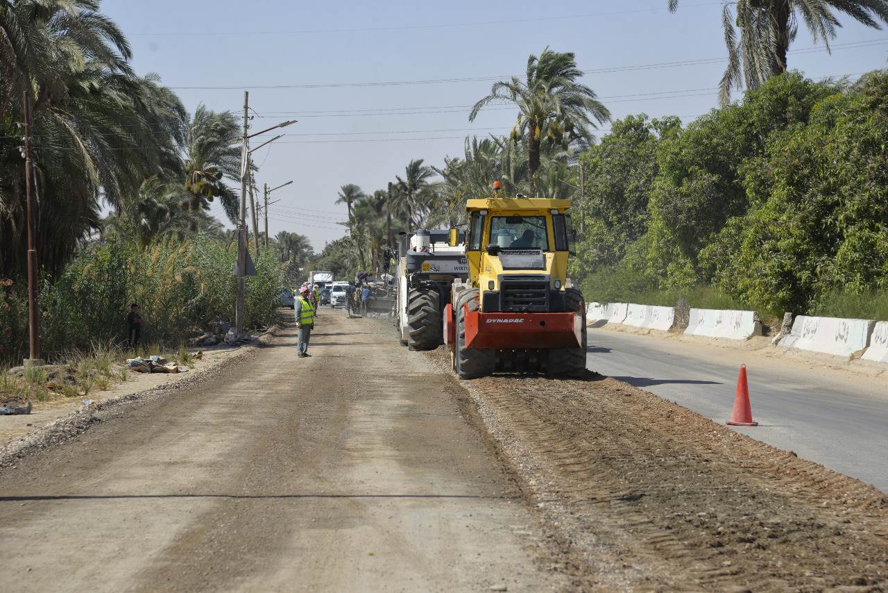 محافظ أسيوط يتفقد رصف طريق أسيوط – ساحل سليم الزراعي (11)