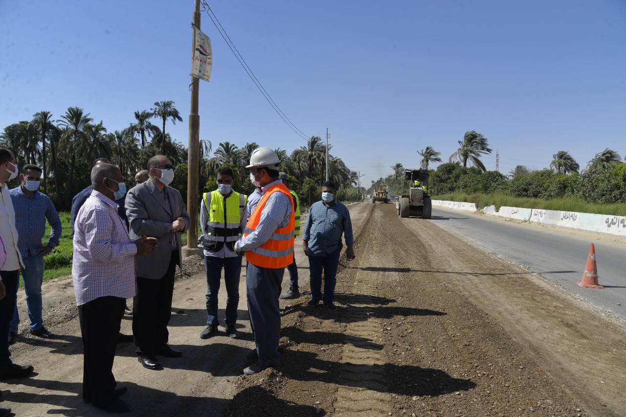 محافظ أسيوط يتفقد رصف طريق أسيوط – ساحل سليم الزراعي (14)