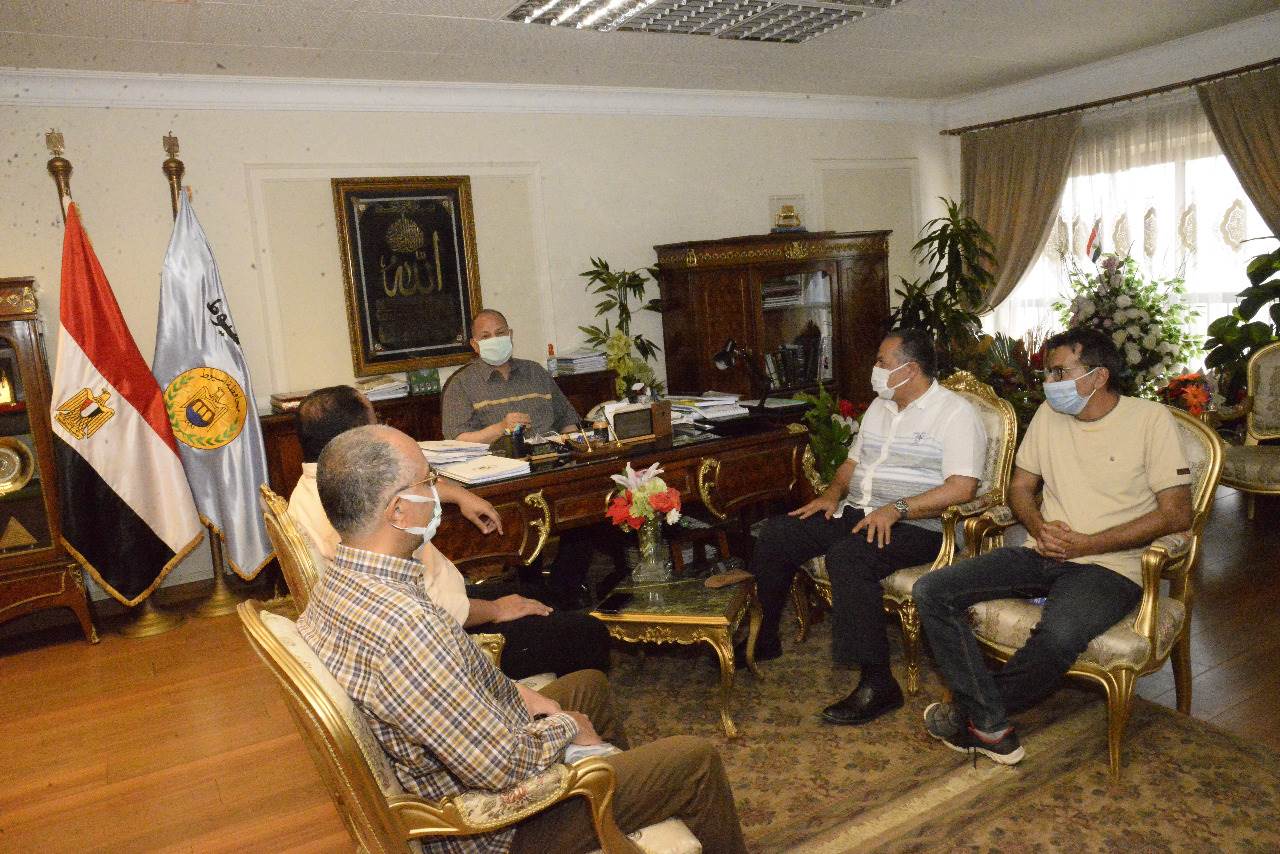 محافظ أسيوط يلتقي وفد مجلس الوزراء ومؤسسة حياة كريمة لمتابعة تطوير الريف المصري (1)