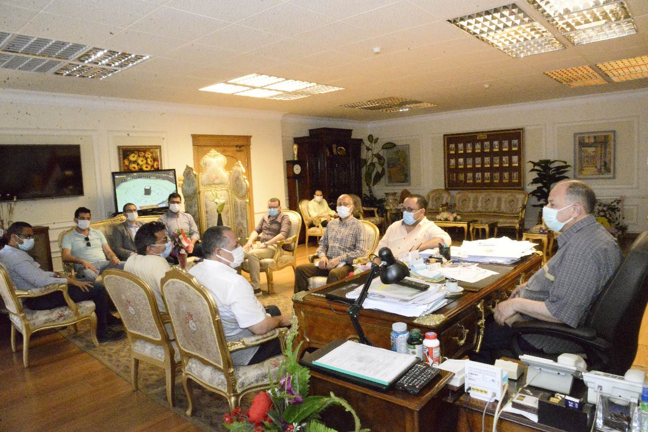 محافظ أسيوط يلتقي وفد مجلس الوزراء ومؤسسة حياة كريمة لمتابعة تطوير الريف المصري (4)