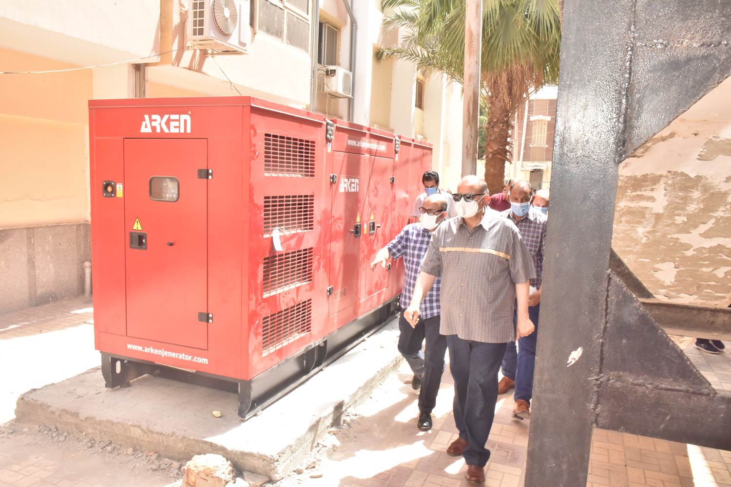 محافظ أسوط يتفقد تركيب جهاز الاشعة المقطعية الجديد بمستشفى الصدر ويتابع الاكسجين (16)