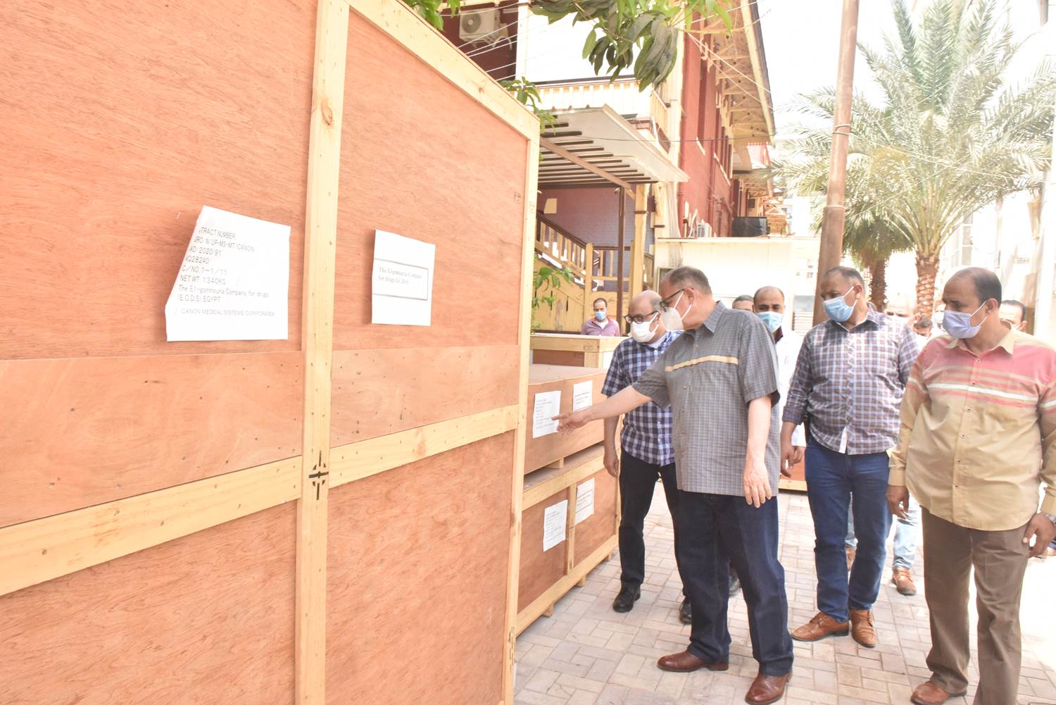 محافظ أسوط يتفقد تركيب جهاز الاشعة المقطعية الجديد بمستشفى الصدر ويتابع الاكسجين (12)