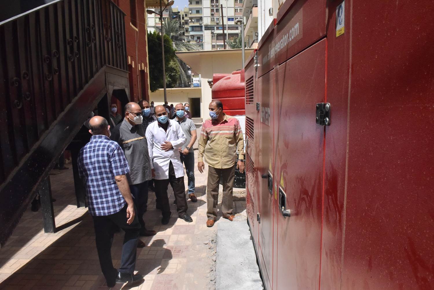 محافظ أسوط يتفقد تركيب جهاز الاشعة المقطعية الجديد بمستشفى الصدر ويتابع الاكسجين (9)