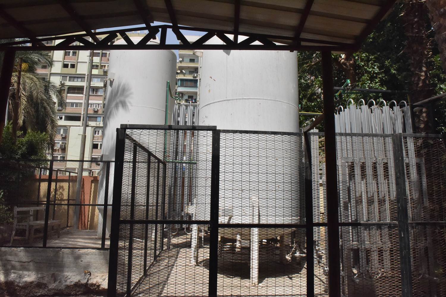 محافظ أسوط يتفقد تركيب جهاز الاشعة المقطعية الجديد بمستشفى الصدر ويتابع الاكسجين (3)