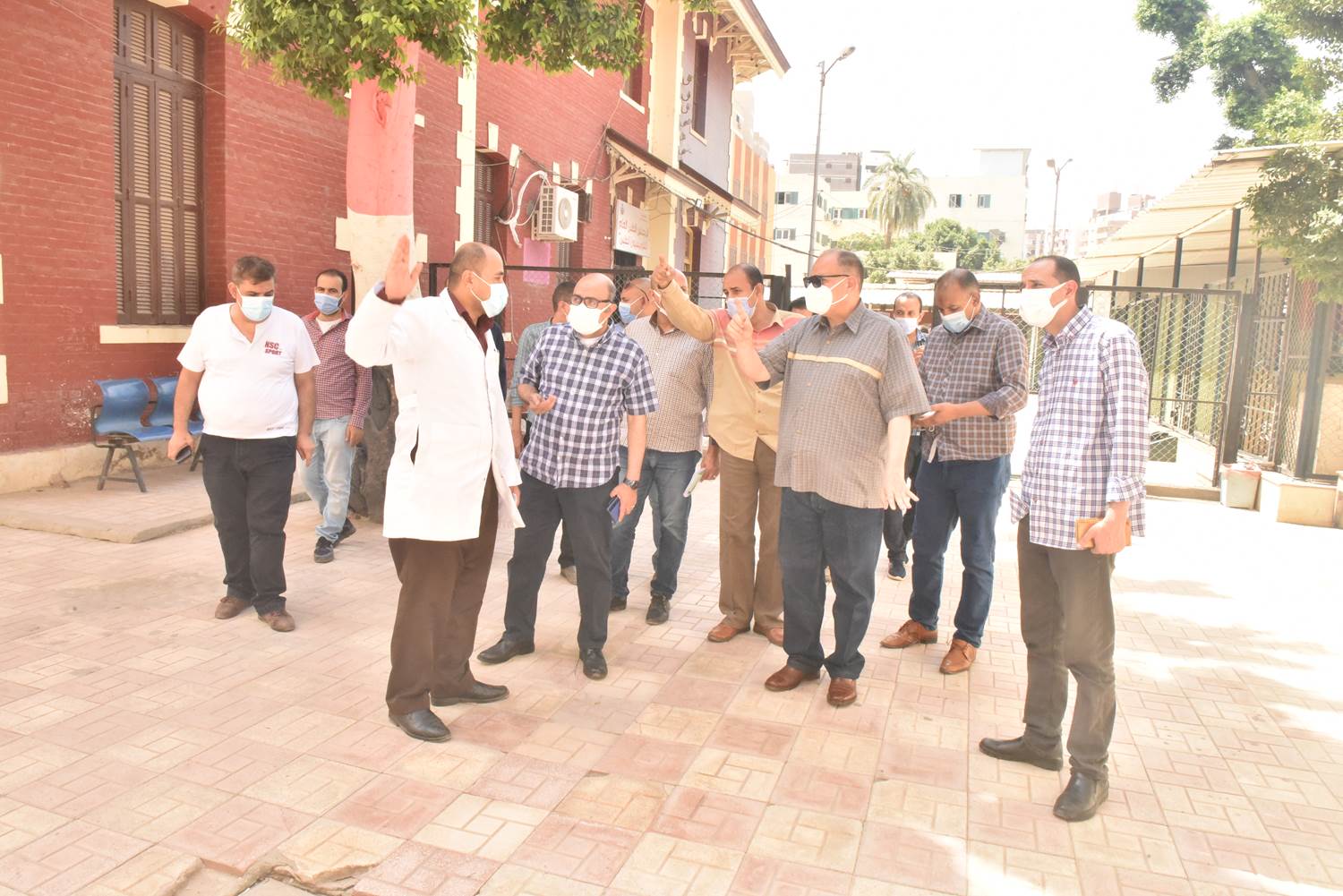 محافظ أسوط يتفقد تركيب جهاز الاشعة المقطعية الجديد بمستشفى الصدر ويتابع الاكسجين (2)