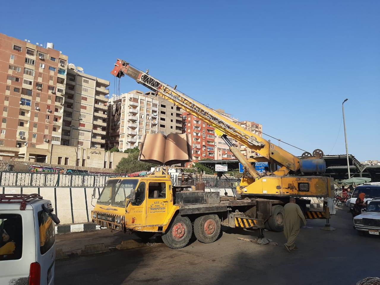 الانتهاء من وضع مجسم تمثال الكتاب رمزًا للثقافة بين جامعتي أسيوط والأزهر (9)