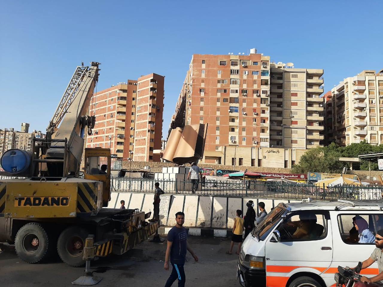 الانتهاء من وضع مجسم تمثال الكتاب رمزًا للثقافة بين جامعتي أسيوط والأزهر (7)