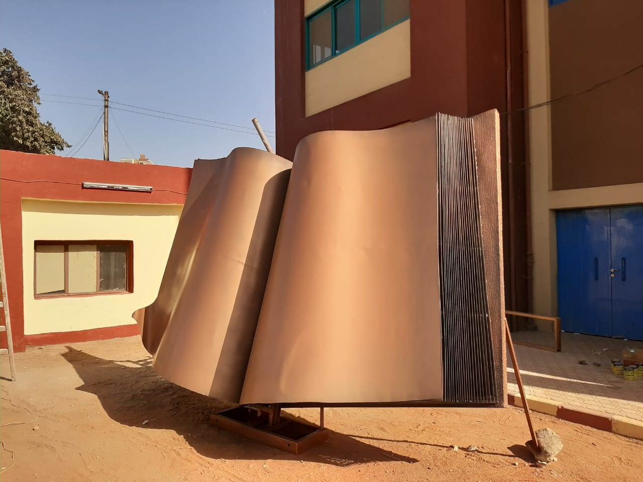 الانتهاء من وضع مجسم تمثال الكتاب رمزًا للثقافة بين جامعتي أسيوط والأزهر (5)