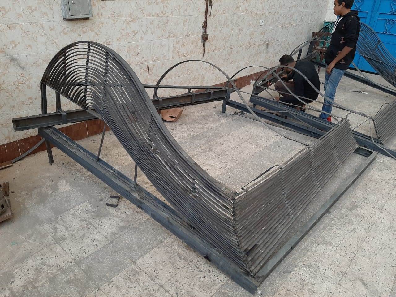 الانتهاء من وضع مجسم تمثال الكتاب رمزًا للثقافة بين جامعتي أسيوط والأزهر (3)