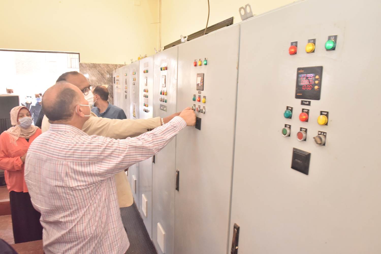 محافظ أسيوط يفتتح احلال وتجديد مشروع محطة صرف صحي درنكة الرئيسية (10)