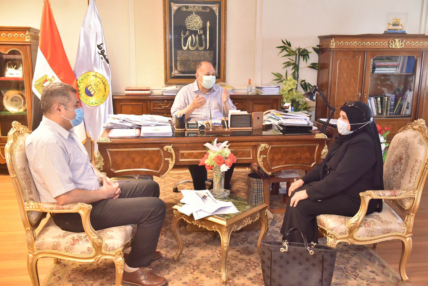 محافظ أسيط في لقاء مع وكيل وزارة الزراعة (1)