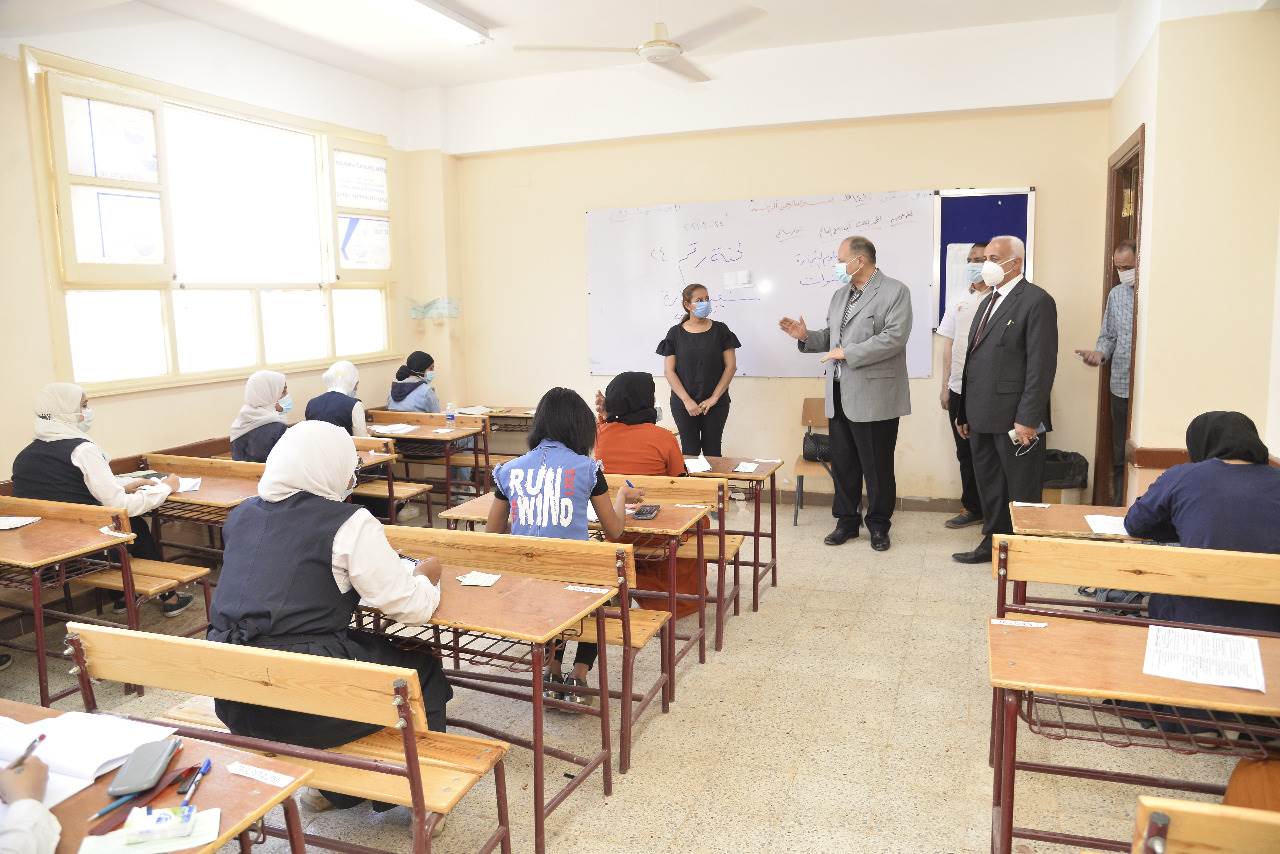 محافظ أسيوط يتفقد لجان امتحانات الدبلومات الفنية  (11)