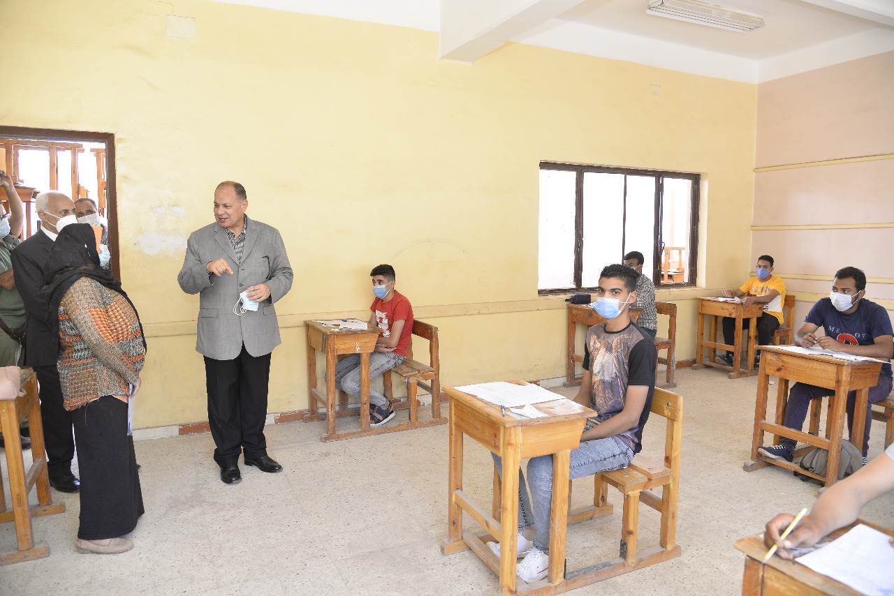 محافظ أسيوط يتفقد لجان امتحانات الدبلومات الفنية  (7)