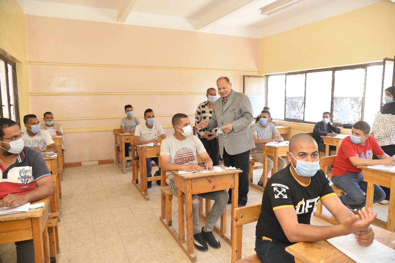 محافظ أسيوط يتفقد لجان امتحانات الدبلومات الفنية  (5)