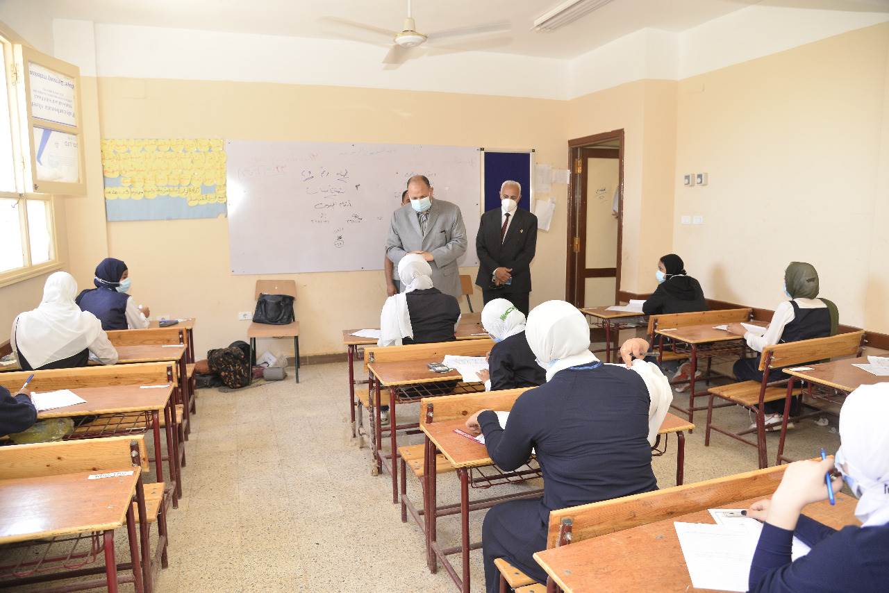 محافظ أسيوط يتفقد لجان امتحانات الدبلومات الفنية  (4)