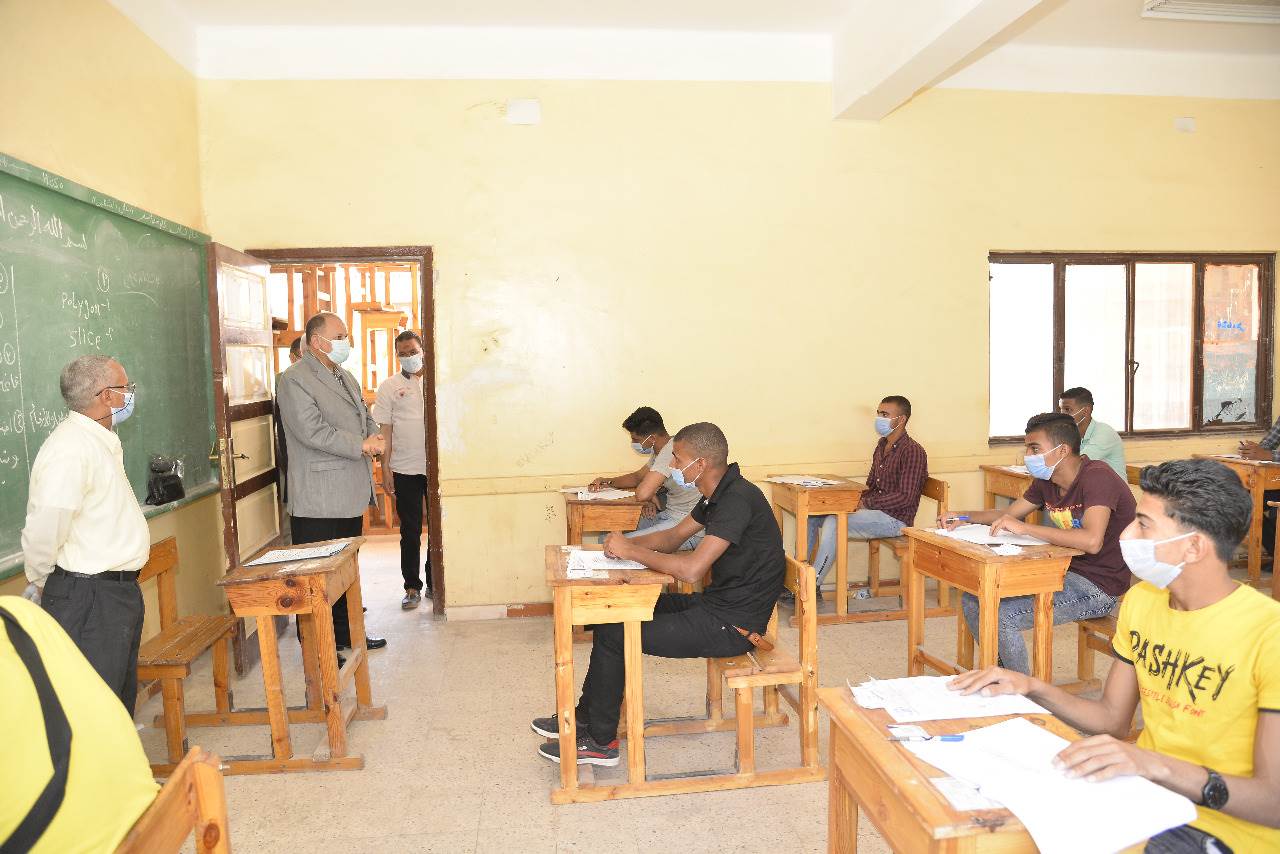 محافظ أسيوط يتفقد لجان امتحانات الدبلومات الفنية  (3)