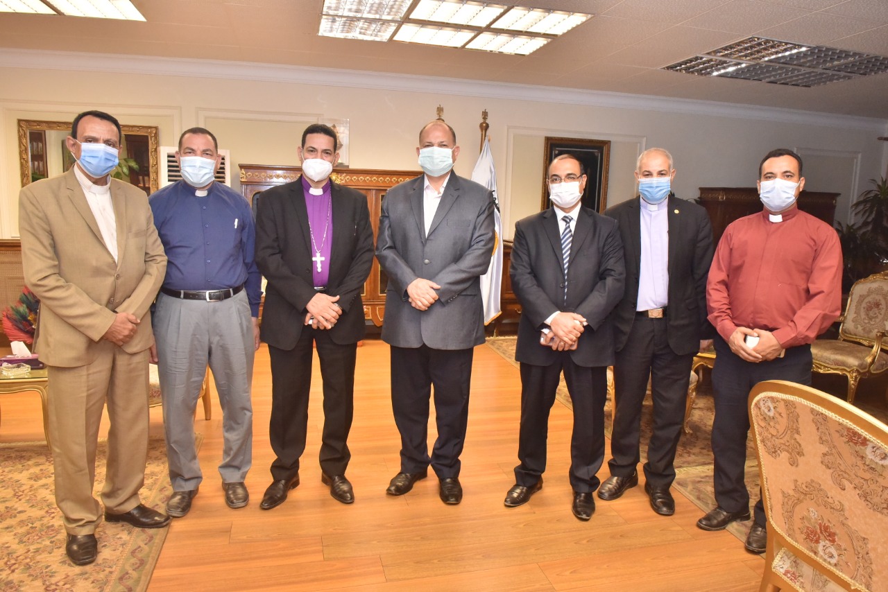محافظ أسيوط يستقبل وفد كنائس نهضة القداسة بمصر  (5)
