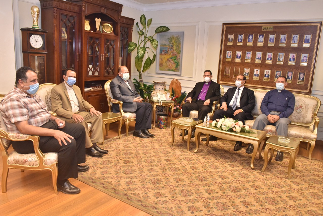 محافظ أسيوط يستقبل وفد كنائس نهضة القداسة بمصر  (3)