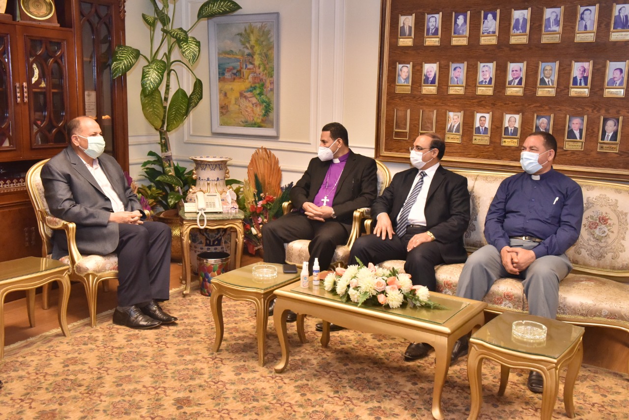 محافظ أسيوط يستقبل وفد كنائس نهضة القداسة بمصر  (2)