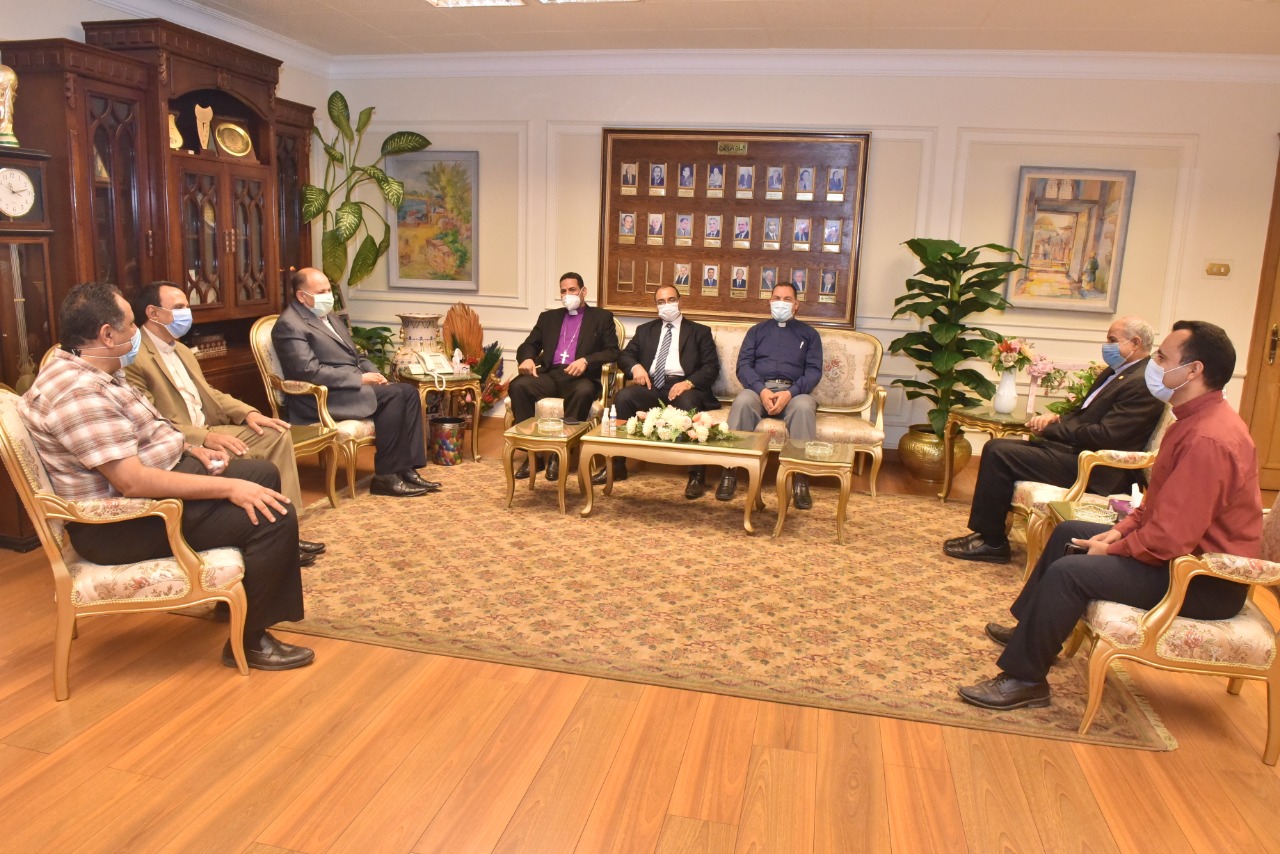 محافظ أسيوط يستقبل وفد كنائس نهضة القداسة بمصر  (1)