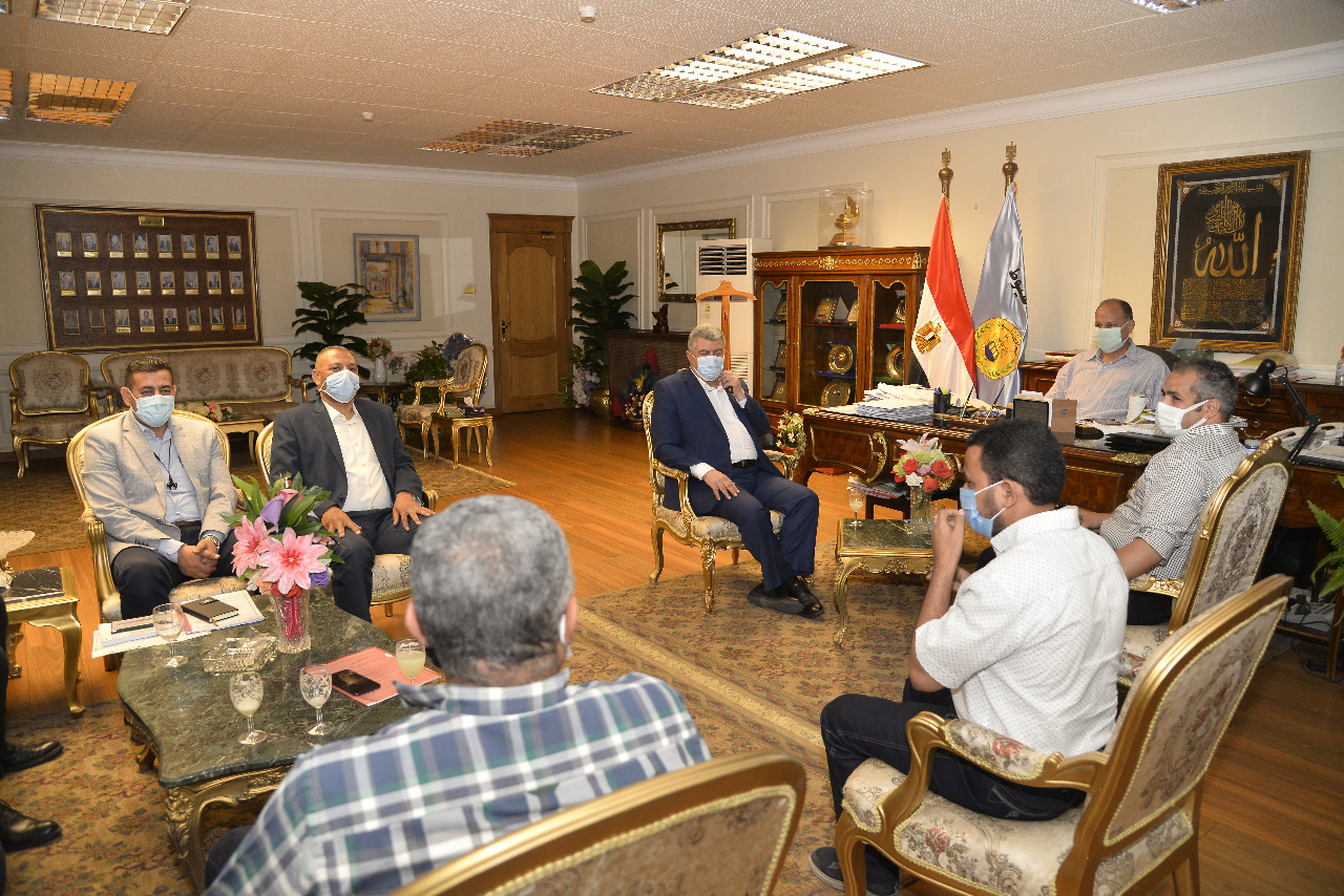 محافظ أسيوط يلتقي وفد الانتاج الحربي لمتابعة مشروعات الكهرباء (5)