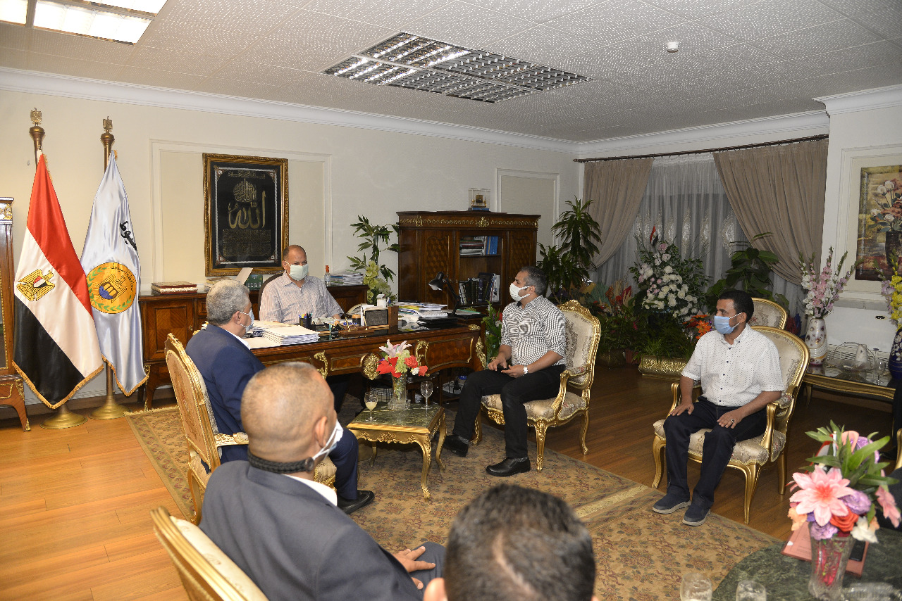 محافظ أسيوط يلتقي وفد الانتاج الحربي لمتابعة مشروعات الكهرباء (4)