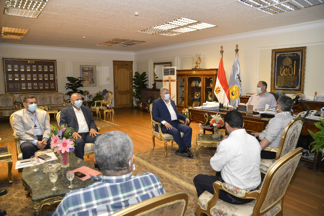 محافظ أسيوط يلتقي وفد الانتاج الحربي لمتابعة مشروعات الكهرباء (2)