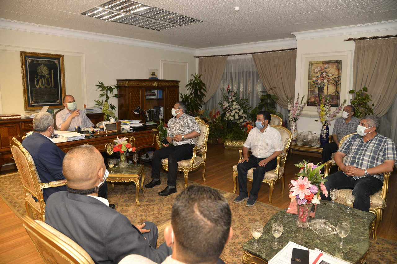 محافظ أسيوط يلتقي وفد الانتاج الحربي لمتابعة مشروعات الكهرباء (1)