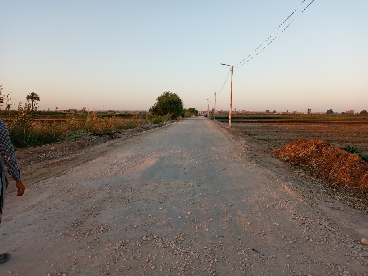 رصف بطريق التمساحية-الدير المحرق بالقوصية (4)