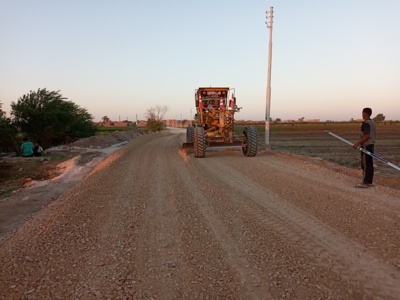 رصف بطريق التمساحية-الدير المحرق بالقوصية (3)
