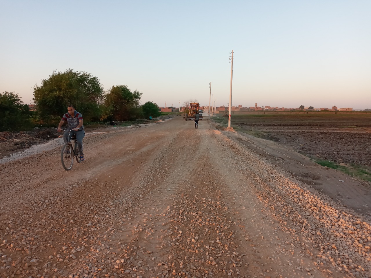 رصف بطريق التمساحية-الدير المحرق بالقوصية (2)