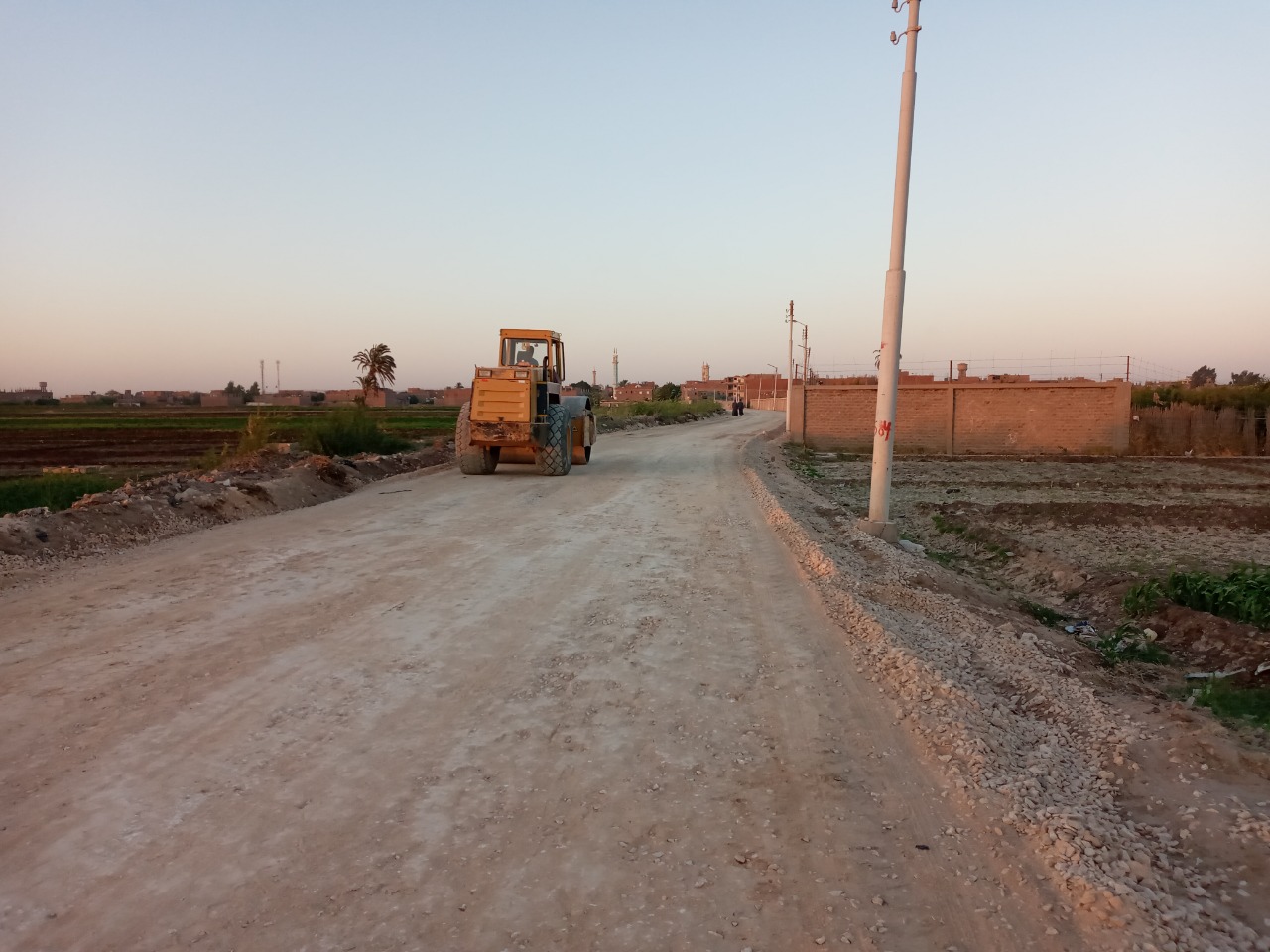 رصف بطريق التمساحية-الدير المحرق بالقوصية (1)