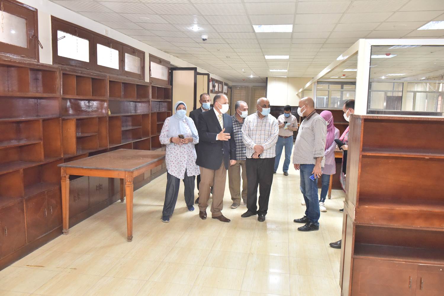 محافظ أسيوط يتفقد أعمال التطوير بمقر الفرع الرئيسي لمكتبة مصر العامة (13)