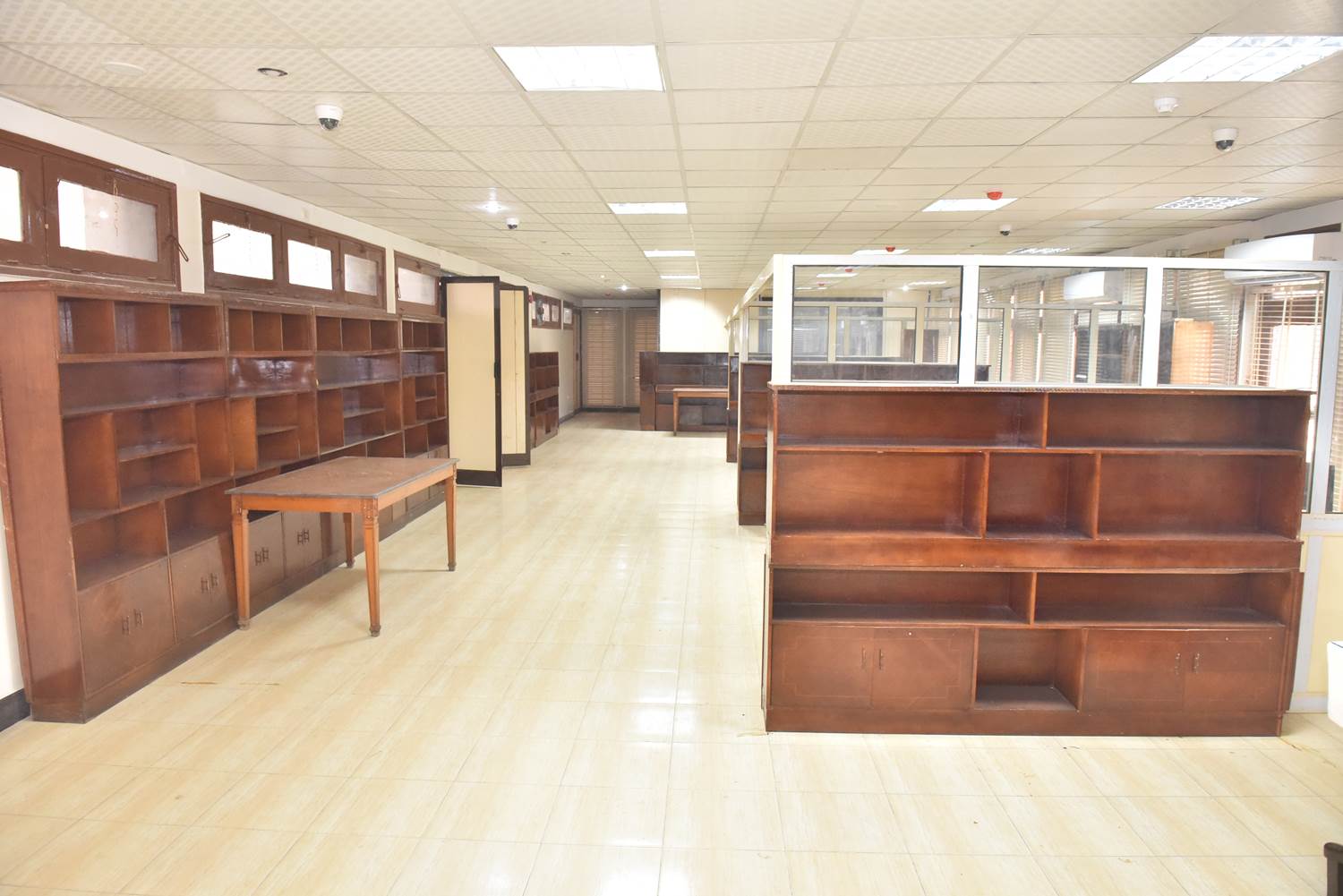 محافظ أسيوط يتفقد أعمال التطوير بمقر الفرع الرئيسي لمكتبة مصر العامة (8)