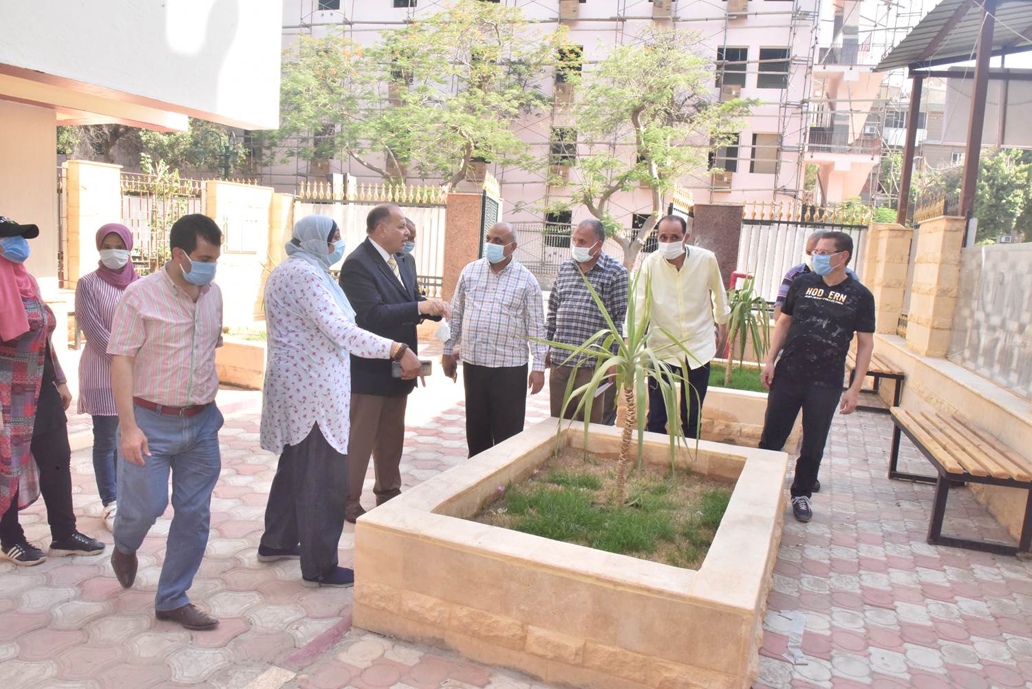 محافظ أسيوط يتفقد أعمال التطوير بمقر الفرع الرئيسي لمكتبة مصر العامة (4)