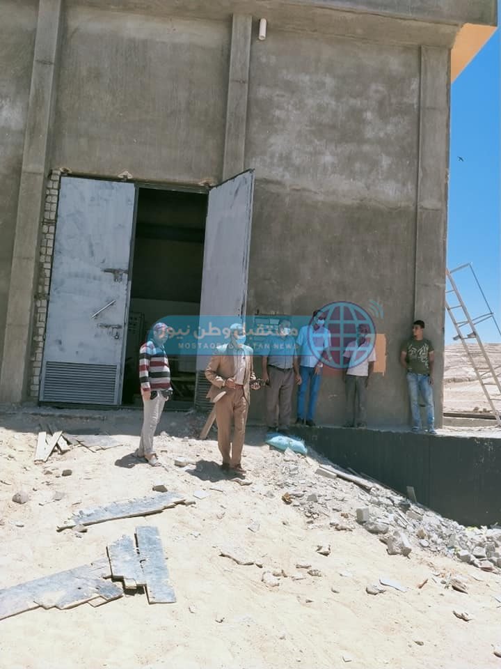 رئيس مركز البداري يتفقد تنفيذ محطة معالجة وأعمال رصف بالقرى (4)