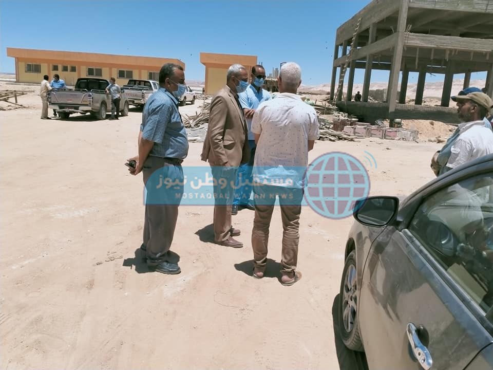 رئيس مركز البداري يتفقد تنفيذ محطة معالجة وأعمال رصف بالقرى (7)