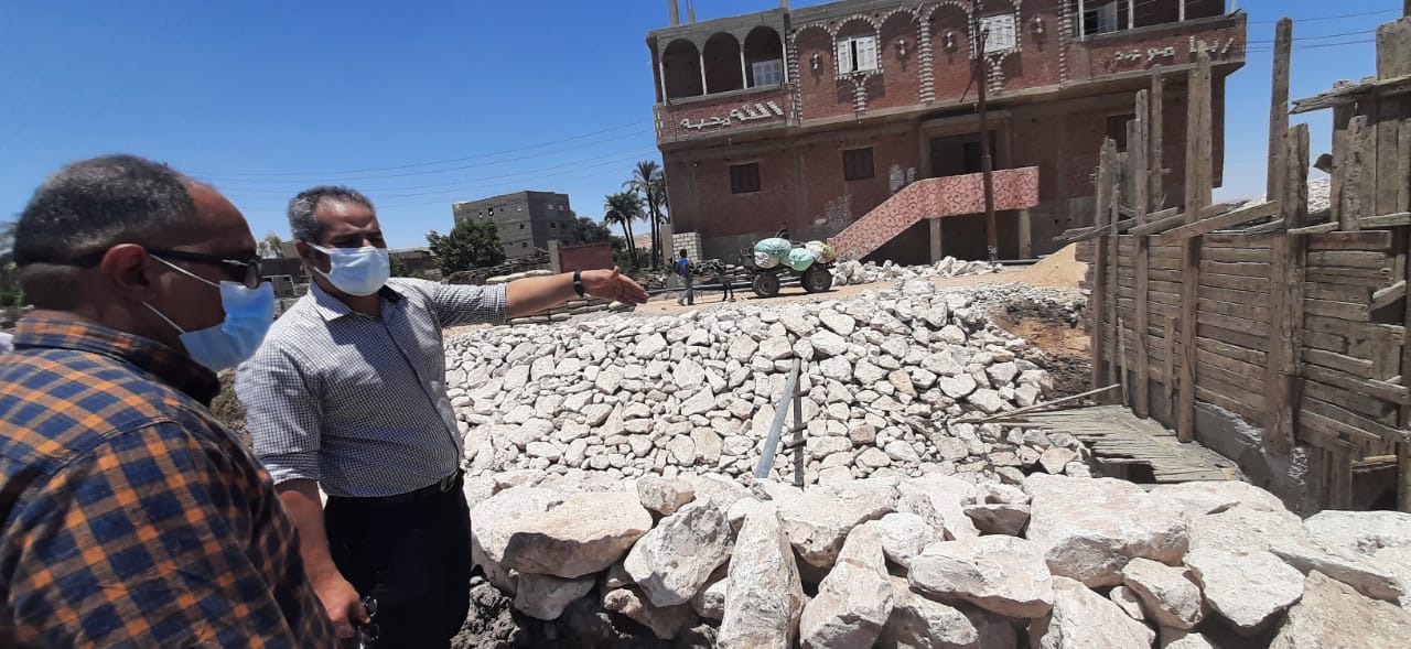 نائب المحافظ يتفقد مشروعات حياة كريمة بأبنوب (11)