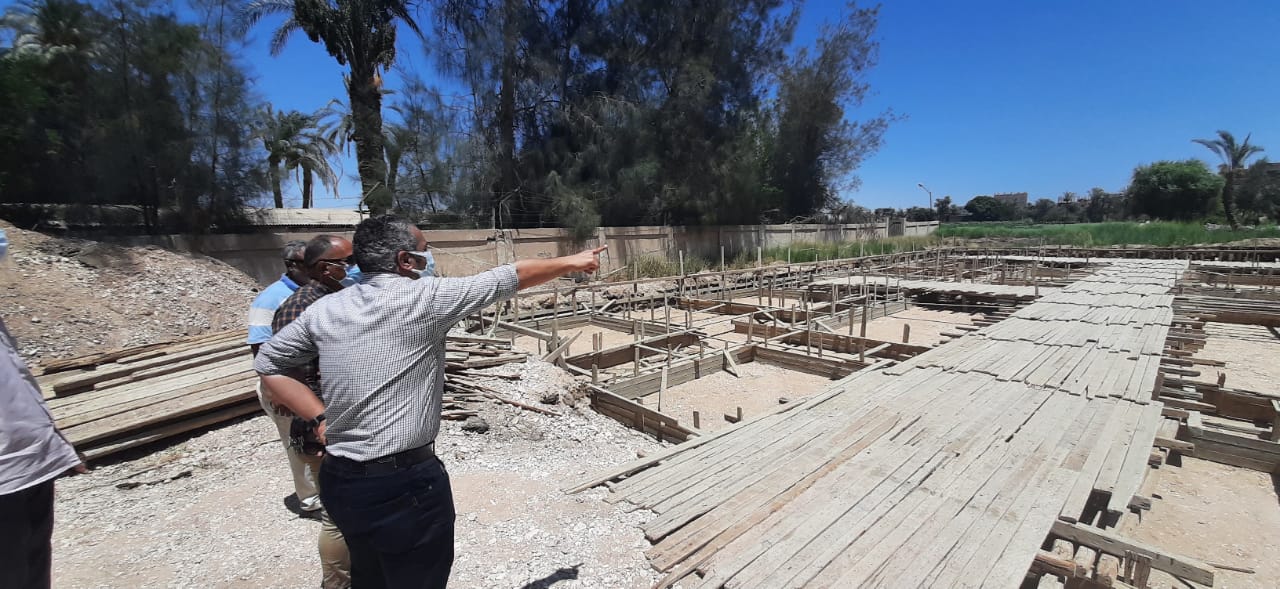 نائب المحافظ يتفقد مشروعات حياة كريمة بأبنوب (4)