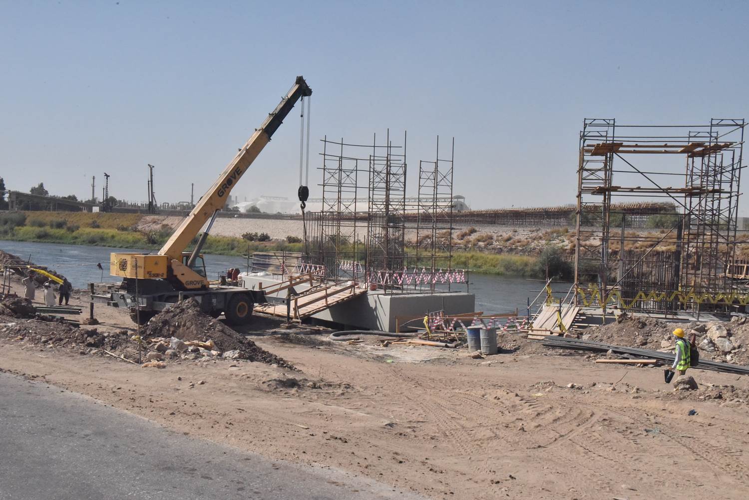 محافظ أسيوط يتفقد أعمال تنفيذ مشروع كوبري المدخل الشمالي العلوي بمنقباد (17)