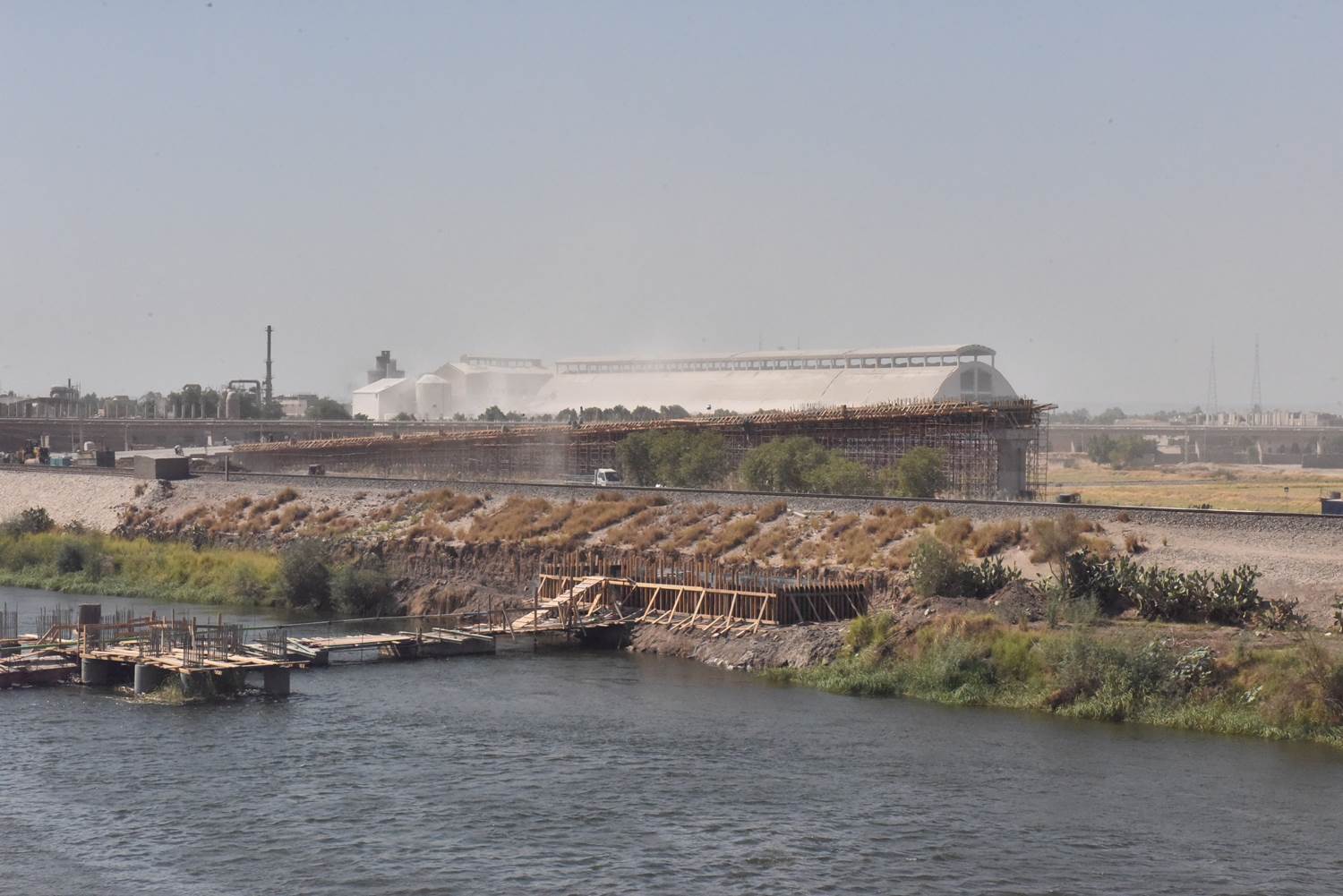 محافظ أسيوط يتفقد أعمال تنفيذ مشروع كوبري المدخل الشمالي العلوي بمنقباد (9)