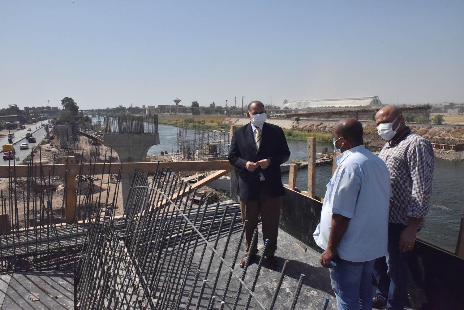 محافظ أسيوط يتفقد أعمال تنفيذ مشروع كوبري المدخل الشمالي العلوي بمنقباد (7)