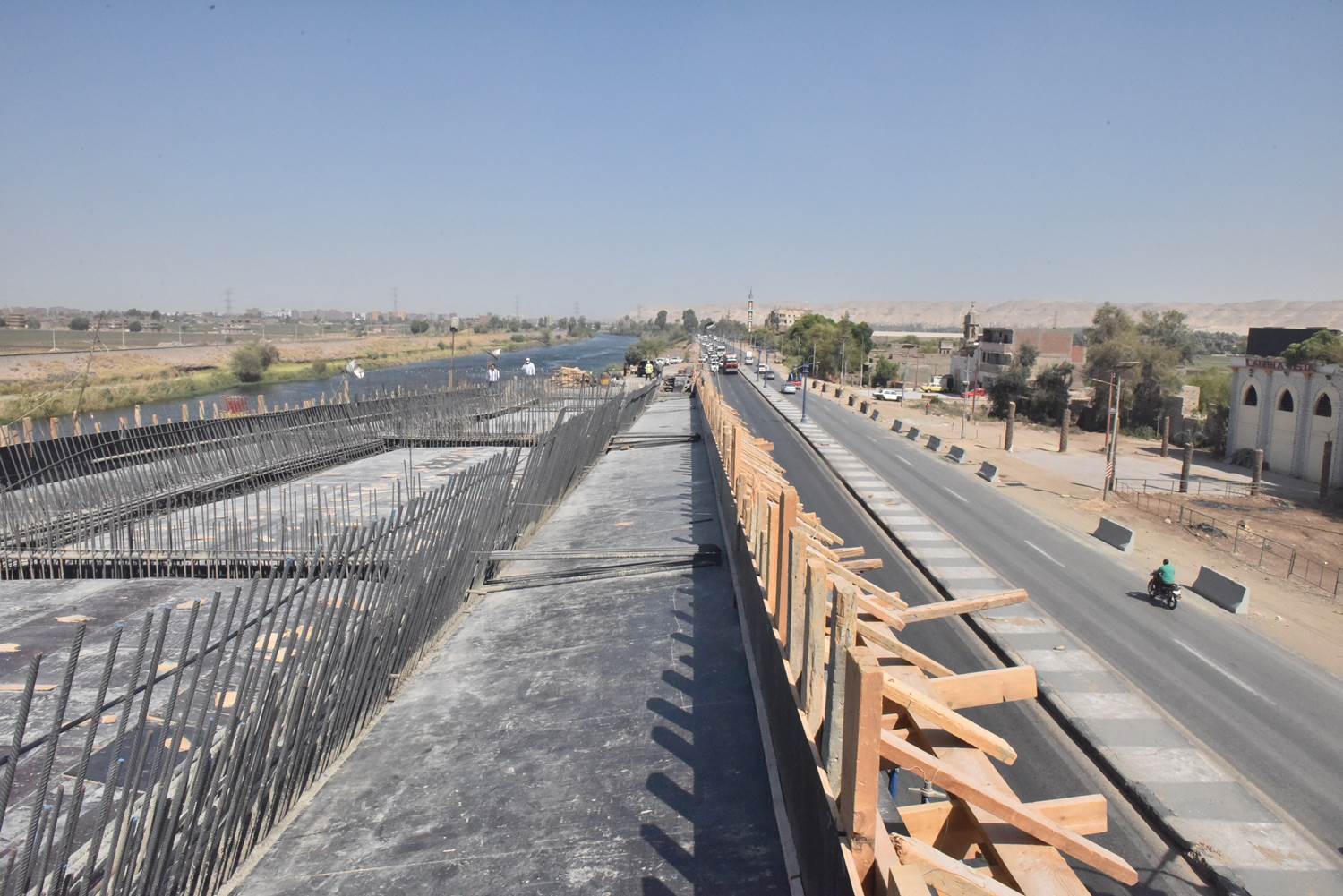 محافظ أسيوط يتفقد أعمال تنفيذ مشروع كوبري المدخل الشمالي العلوي بمنقباد (6)