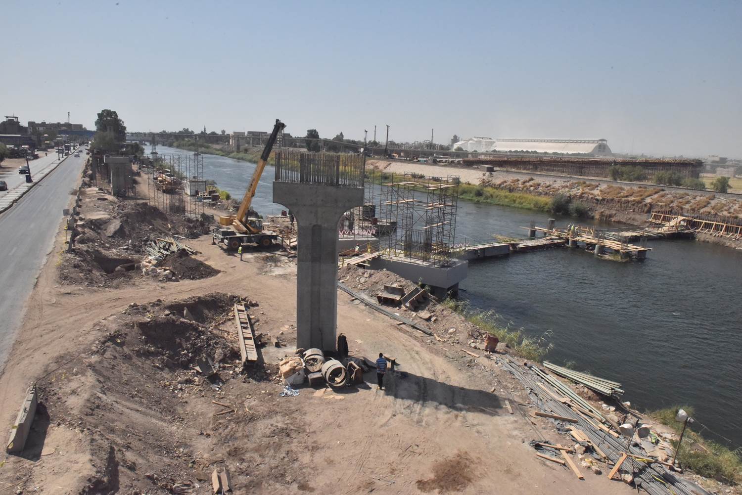 محافظ أسيوط يتفقد أعمال تنفيذ مشروع كوبري المدخل الشمالي العلوي بمنقباد (4)
