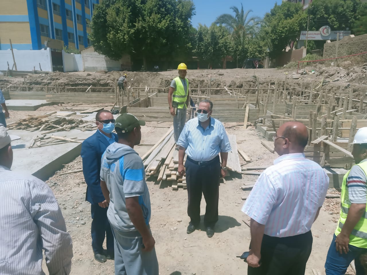 السكرتير المساعد يتابع المشروعات بمنفلوط (1)