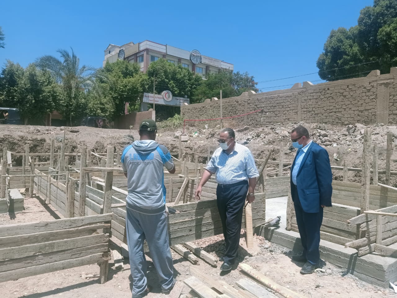 السكرتير المساعد يتابع المشروعات بمنفلوط (4)