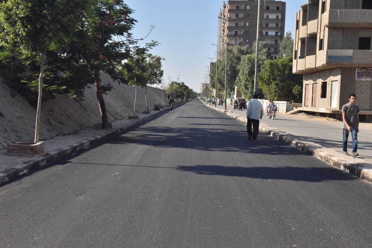 محافظ أسيوط يتفقد أعمال الرصف بمدينة ديروط  (8)