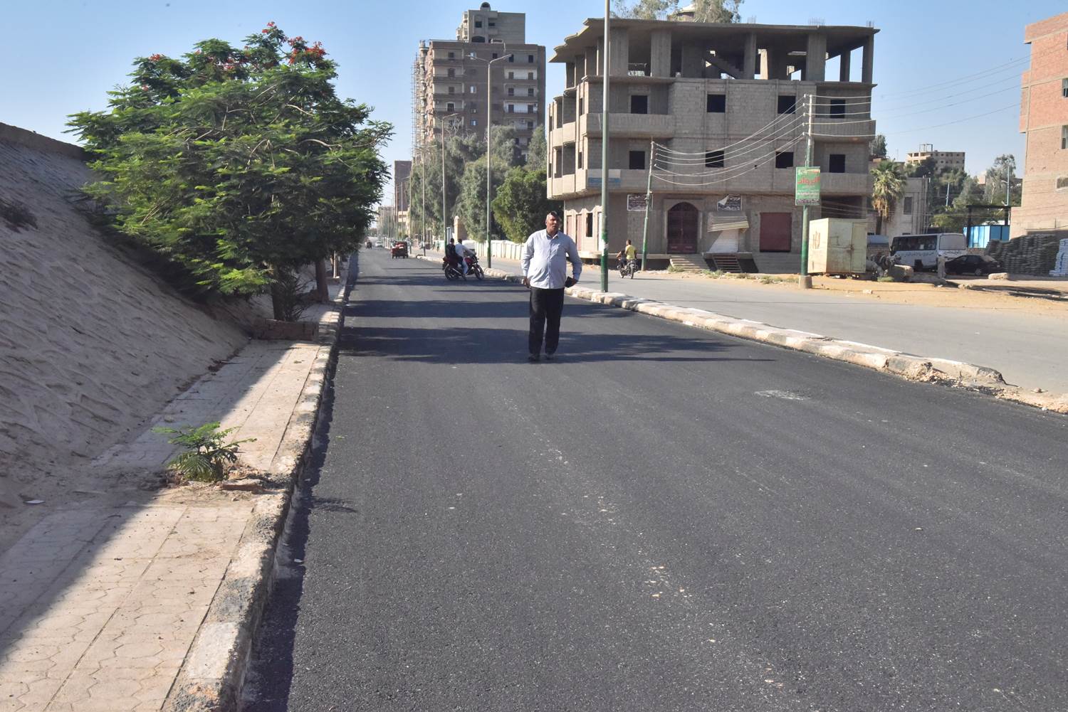 محافظ أسيوط يتفقد أعمال الرصف بمدينة ديروط  (4)