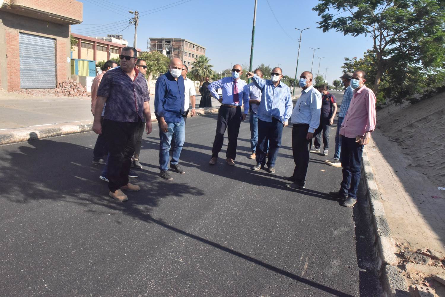 محافظ أسيوط يتفقد أعمال الرصف بمدينة ديروط  (3)