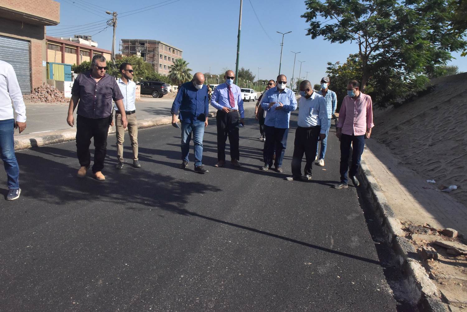 محافظ أسيوط يتفقد أعمال الرصف بمدينة ديروط  (2)